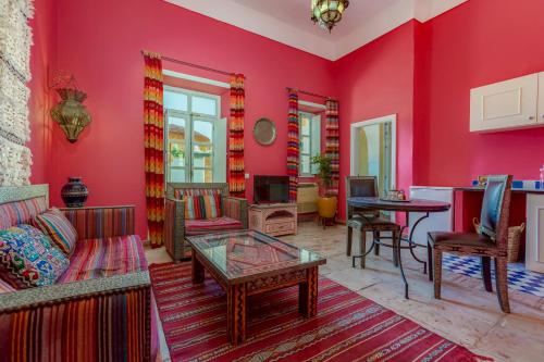 a living room with a red wall at Casa da Moura in Lagos