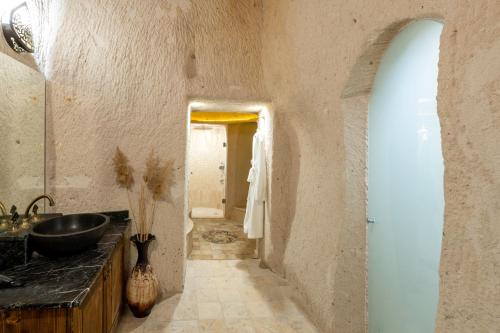 a bathroom with a sink and a mirror in a room at Hu of Cappadocia - Special Class in Uchisar