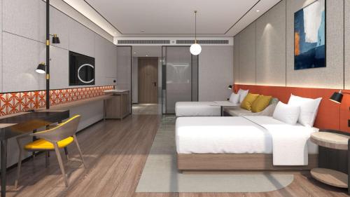 Habitación de hotel con cama y escritorio en Hilton Garden Inn Taiyuan Binhe, en Yangjiabu