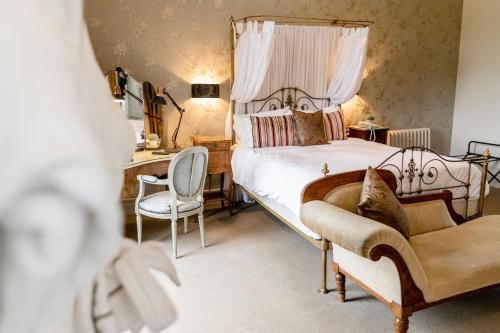 Schlafzimmer mit einem Bett, einem Schreibtisch und einem Stuhl in der Unterkunft Sweeney Hall Hotel in Oswestry