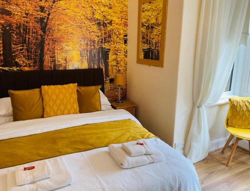 um quarto com uma cama com toalhas em All Seasons Bed & Breakfast - Adults Only em Weston-super-Mare