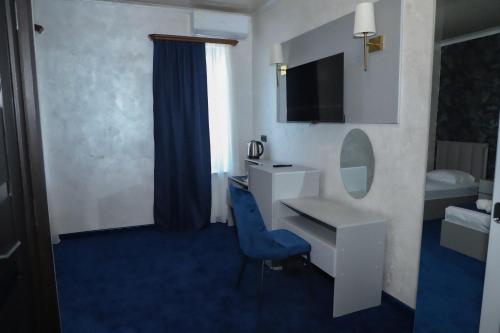 uma casa de banho com um lavatório e uma secretária com um espelho. em Central hotel em Meghri