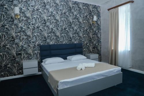 um quarto com uma cama com duas toalhas em Central hotel em Meghri