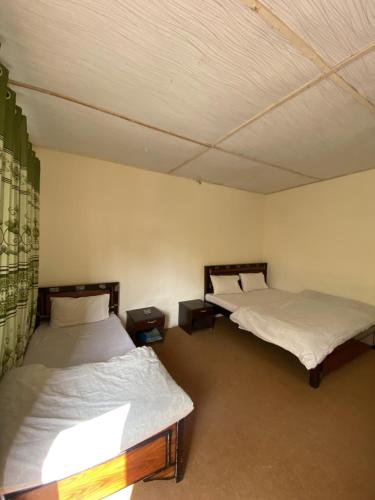 Säng eller sängar i ett rum på Rainbow Resort Kachura