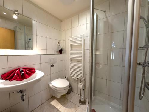 ヴァーネミュンデにあるFerienwohnung Hahnsのバスルーム(トイレ、洗面台、シャワー付)