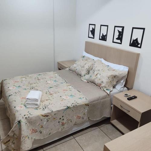 1 dormitorio pequeño con 1 cama y 2 mesas en Sudoeste Flat Perfeito! en Brasilia