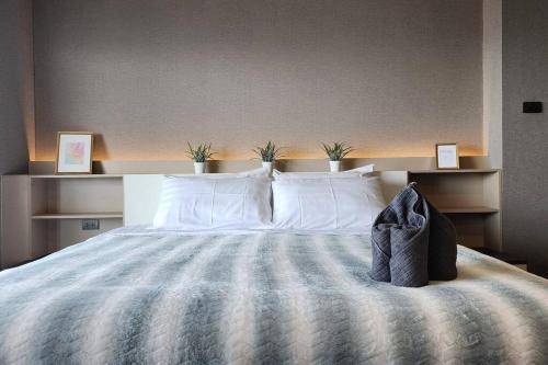 a bedroom with a large bed with white pillows at SelfCheckIn The State Tower RiverView 2Bedroom BTS ICONSIAM Silom Sathon in Bangkok