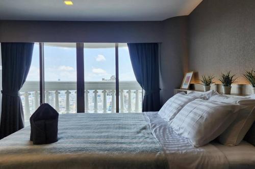 a bedroom with a bed with a view of the ocean at SelfCheckIn The State Tower RiverView 2Bedroom BTS ICONSIAM Silom Sathon in Bangkok
