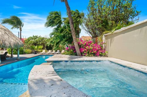 Kolam renang di atau dekat dengan Pool VillaJacuzziFREE Utilities3minPalm Beach