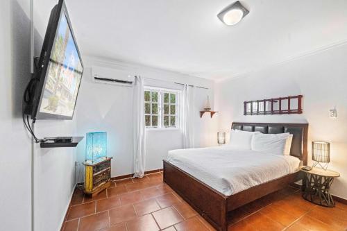 Katil atau katil-katil dalam bilik di Pool VillaJacuzziFREE Utilities3minPalm Beach