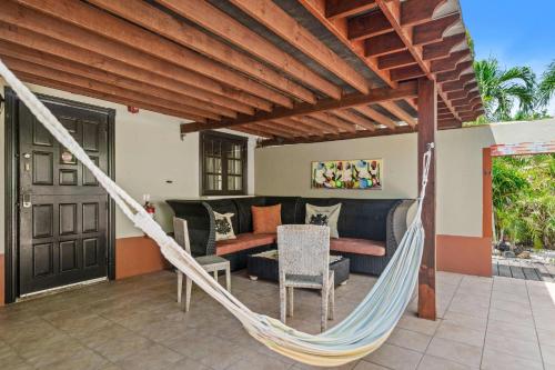 Balkoni atau teres di Pool VillaJacuzziFREE Utilities3minPalm Beach