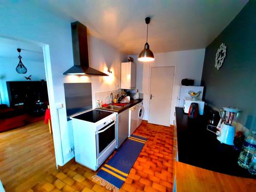 eine Küche mit einem weißen Herd mit Backofen im Zimmer in der Unterkunft Apartment 4 pers. 3 minutes from Clos Lucé in Amboise