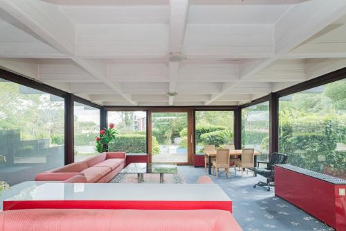 een woonkamer met rode banken en een tafel bij Harry's Flat 38 in Rome