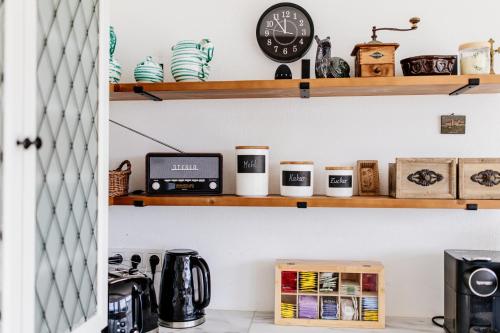 een keuken met houten planken en een klok bij Cottage Salzburg in Nußdorf am Haunsberg