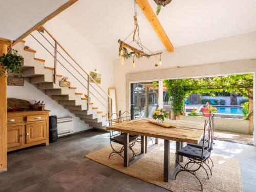 - une salle à manger avec une table et des escaliers dans l'établissement Holiday Home Les Pivoines by Interhome, à La Crau