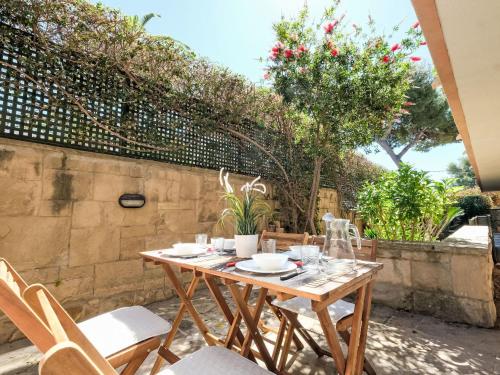 drewniany stół i krzesła na patio w obiekcie Apartment Playa Tarraco-2 by Interhome w mieście Tarragona