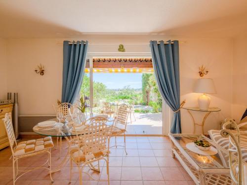 une salle à manger avec une table et des chaises en verre dans l'établissement Holiday Home Les Maisons du Golf-2 by Interhome, à Sainte-Maxime