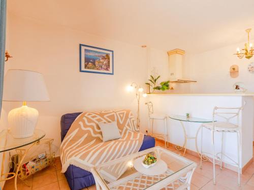 un salon avec un lit et une table dans l'établissement Holiday Home Les Maisons du Golf-2 by Interhome, à Sainte-Maxime