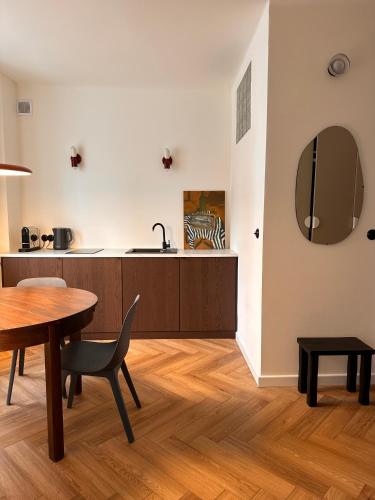 a kitchen and dining room with a table and chair at Apartament przy Łazienkach Królewskich in Warsaw