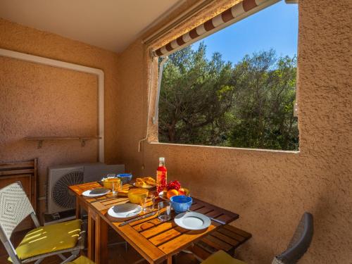 - une table dans une chambre avec une grande fenêtre dans l'établissement Studio Hauts de la Madrague-13 by Interhome, à Saint-Cyr-sur-Mer