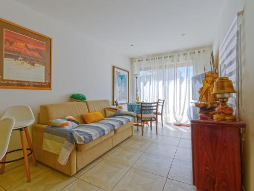 un salon avec un canapé et une table dans l'établissement Apartment Lou Pescadou by Interhome, au Grau-du-Roi