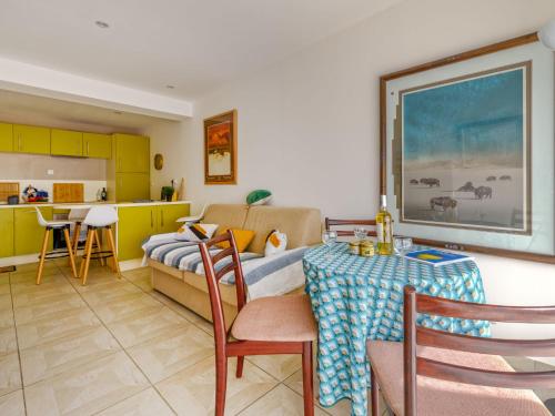 un salon avec une table et une cuisine dans l'établissement Apartment Lou Pescadou by Interhome, au Grau-du-Roi