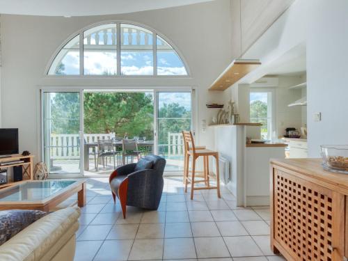 un salon avec un canapé et une table dans l'établissement Holiday Home Atlantic Green by Interhome, à Lacanau-Océan