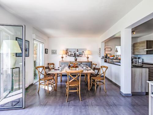 une cuisine et une salle à manger avec une table et des chaises dans l'établissement Holiday Home Ruilh Avel by Interhome, à Clohars-Carnoët