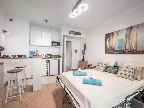 une chambre avec un grand lit et une cuisine dans l'établissement Apartment Parc Pointe Croisette by Interhome, à Cannes
