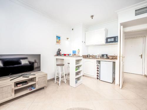 un salon avec une table et un canapé dans l'établissement Apartment Parc Pointe Croisette by Interhome, à Cannes