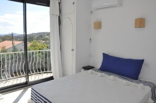 Ένα ή περισσότερα κρεβάτια σε δωμάτιο στο Villa climatisée, vue mer et colline avec piscine