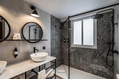 La salle de bains est pourvue d'un lavabo et d'une douche. dans l'établissement Vincci La Rabida, à Séville