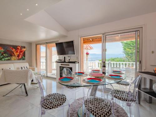 une salle à manger avec une table et des chaises en verre dans l'établissement Holiday Home Bellevue by Interhome, à Théoule-sur-Mer