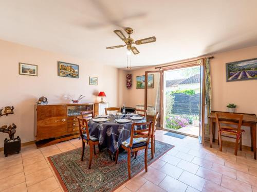 une salle à manger avec une table et des chaises dans l'établissement Holiday Home La maison du carignan by Interhome, à Armissan