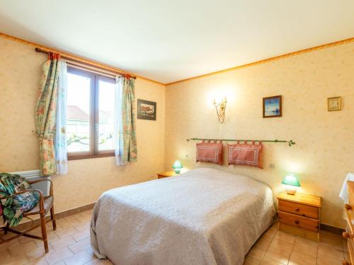 une chambre avec un grand lit et une fenêtre dans l'établissement Holiday Home La maison du carignan by Interhome, à Armissan