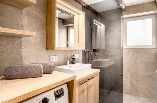 łazienka z umywalką i pralką w obiekcie Chalet Matzhof w mieście Leogang