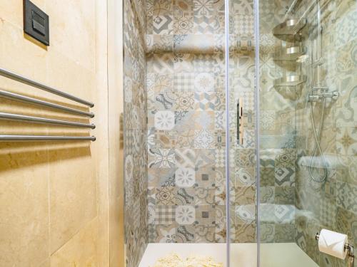 a shower with a glass door in a bathroom at Cubo's Apartamento 33 Carreteria 3B in Málaga