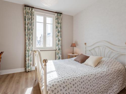 une chambre avec un lit blanc et une fenêtre dans l'établissement Holiday Home Gambetta by Interhome, à Deauville