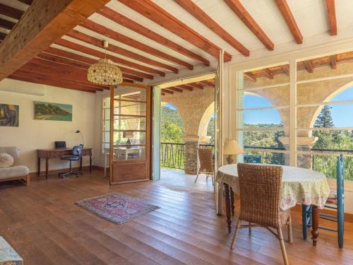 - un salon décloisonné avec une table et des chaises dans l'établissement Holiday Home Villa Jeamic by Interhome, au Lavandou