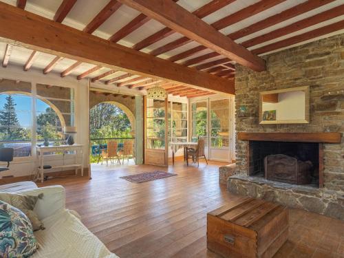 un salon avec une cheminée et un mur en pierre dans l'établissement Holiday Home Villa Jeamic by Interhome, au Lavandou