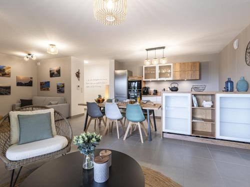 une cuisine et un salon avec une table et des chaises dans l'établissement Apartment Vignola 2 by Interhome, à Porto-Vecchio