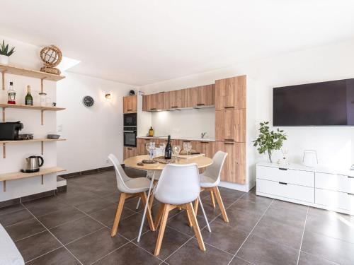 une cuisine et une salle à manger avec une table et des chaises dans l'établissement Holiday Home Casa Mela by Interhome, à Sotta