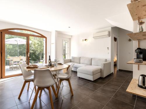 un salon avec un canapé, une table et des chaises dans l'établissement Holiday Home Casa Mela by Interhome, à Sotta