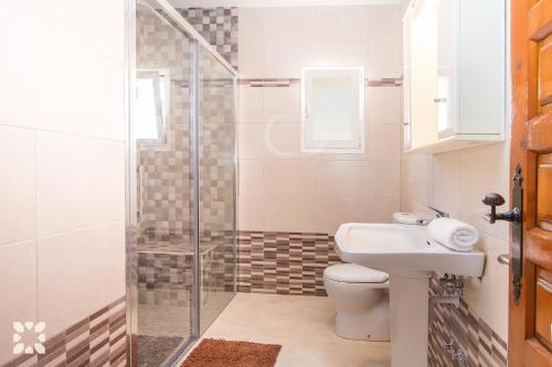ein Bad mit einer Dusche, einem WC und einem Waschbecken in der Unterkunft Villa Teresa by Abahana Villas in Calpe