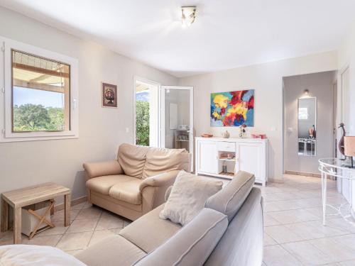 un salon avec un canapé et une table dans l'établissement Holiday Home A Vigna by Interhome, à Sotta