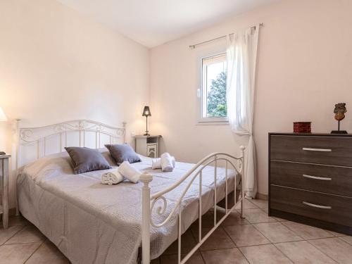 une chambre avec un lit blanc et une fenêtre dans l'établissement Holiday Home A Vigna by Interhome, à Sotta