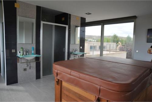 baño con bañera grande en el centro de una habitación en VILLA CAMPO PREMIUM en Yecla