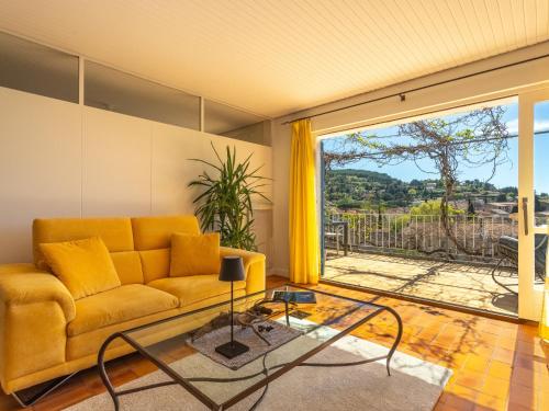 un salon avec un canapé et une table en verre dans l'établissement Apartment La Quiètude by Interhome, au Beausset