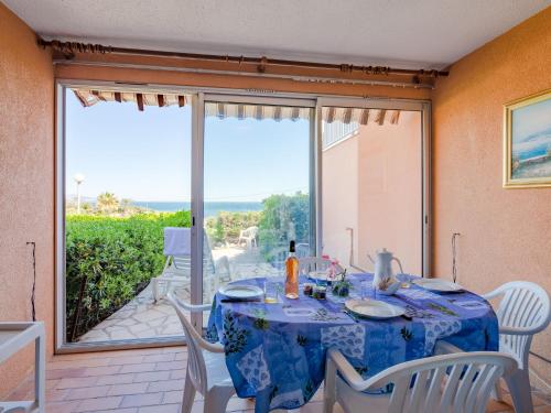 - une salle à manger avec une table et une vue sur l'océan dans l'établissement Apartment Le Front de Mer-6 by Interhome, à Saint-Aygulf