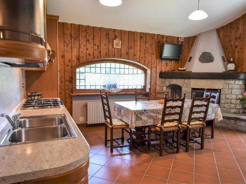 Kuchyň nebo kuchyňský kout v ubytování Apartment Maison Pro de Solari-1 by Interhome